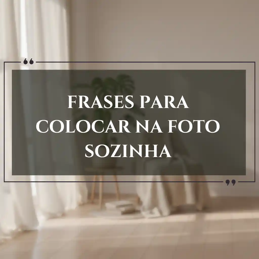 O texto em português diz "Frases para colocar na foto sozinha" sobre um fundo desfocado de uma sala aconchegante, iluminada pela luz do sol, com uma planta, cortinas, mesa e cadeira. Perfeita inspiração para quem busca frases para foto sozinha.