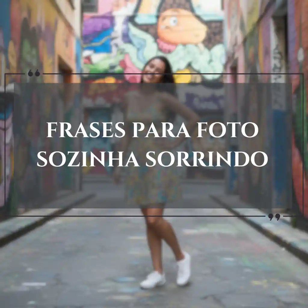 Uma mulher sorri sozinha em um beco colorido e cheio de grafites. O texto sobreposto em português diz: "Frases para foto sozinha sorrindo", perfeito para quem está procurando frases para foto sozinha para inspirar sua próxima postagem.