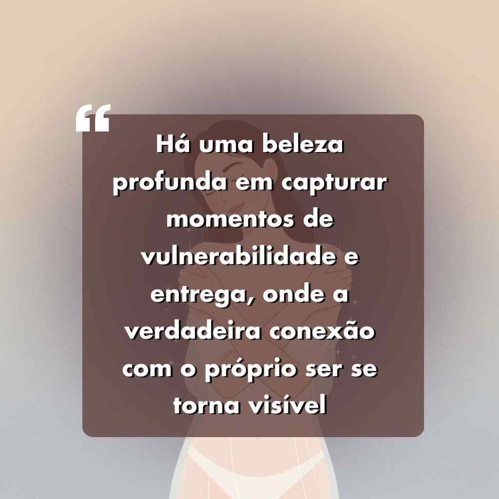 A imagem mostra uma citação em português em um quadro marrom: Há uma beleza profunda em capturar momentos de vulnerabilidade e entrega, perfeita para quem busca Frases Para Foto Sozinha Sexy. Ao fundo, figura abstrata.